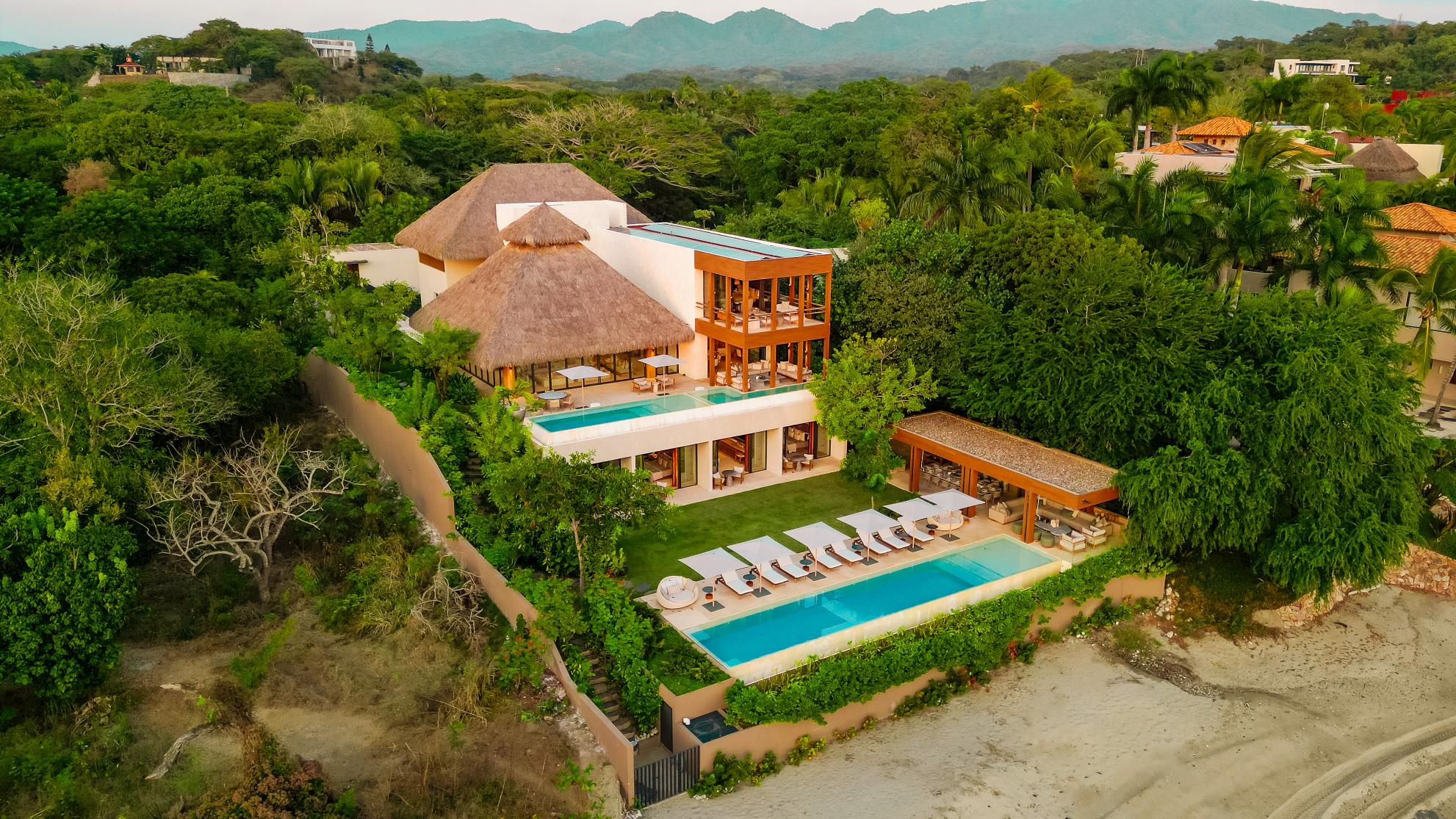 Oceanfront Villa in Paradise Coves